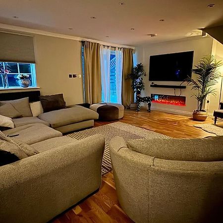 Entire House With A Large Lounge Villa Leverstock Green Bagian luar foto