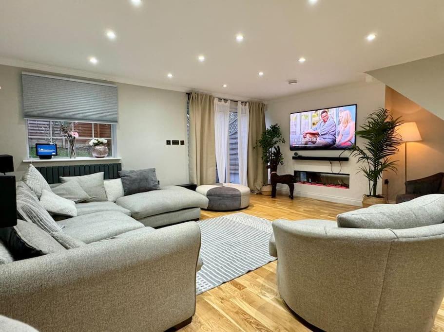 Entire House With A Large Lounge Villa Leverstock Green Bagian luar foto
