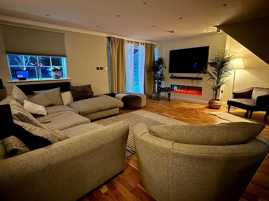 Entire House With A Large Lounge Villa Leverstock Green Bagian luar foto